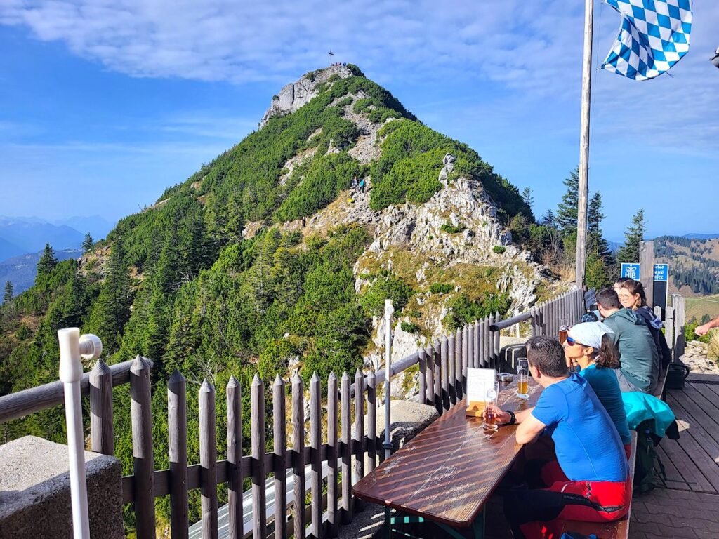 Die Tegernseer Hütte mit dem Gipfel des Rossstein im Hintergrund